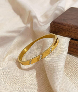 Kelani Minimalist Diamond Bangle / 18K Gold Plated - Nina Kane Jewellery